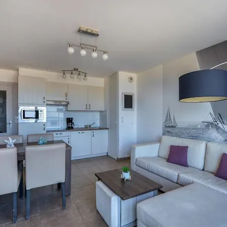 For 4 People With Balcony With Seaview דירה בריי-דון